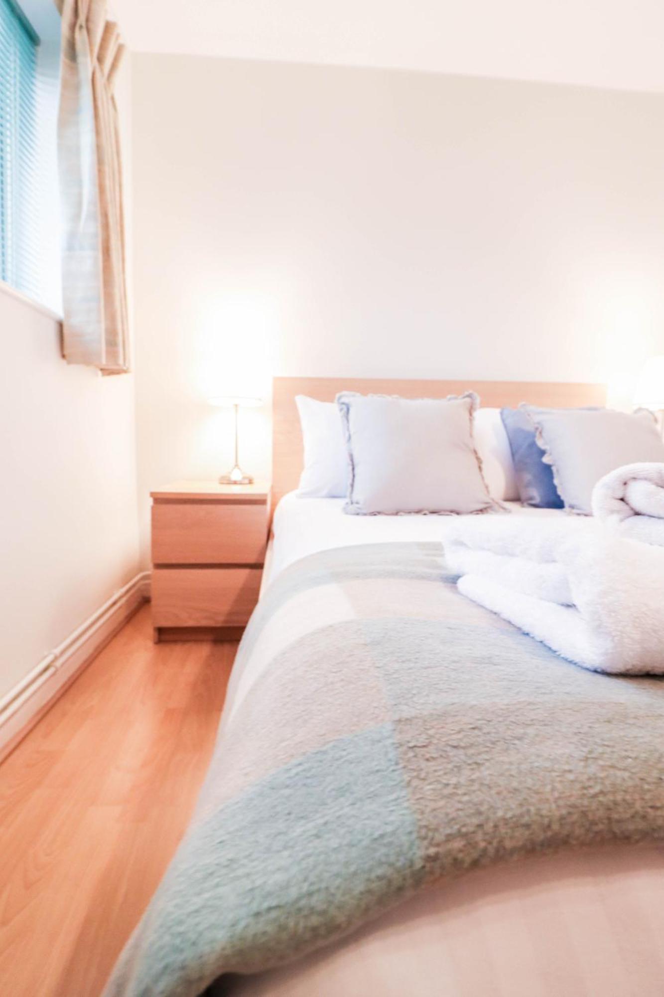 Bright And Spacious Contractor House L Parking! Borehamwood Kültér fotó