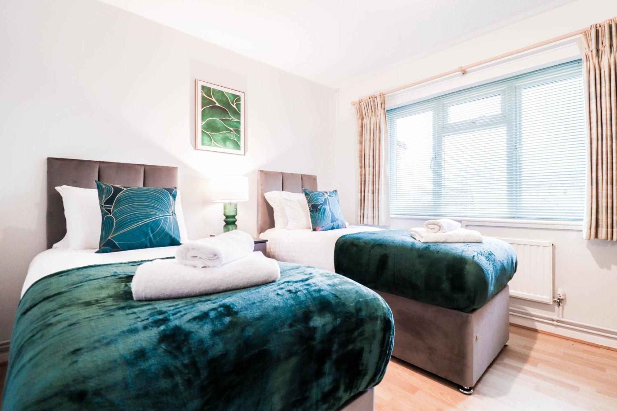 Bright And Spacious Contractor House L Parking! Borehamwood Kültér fotó