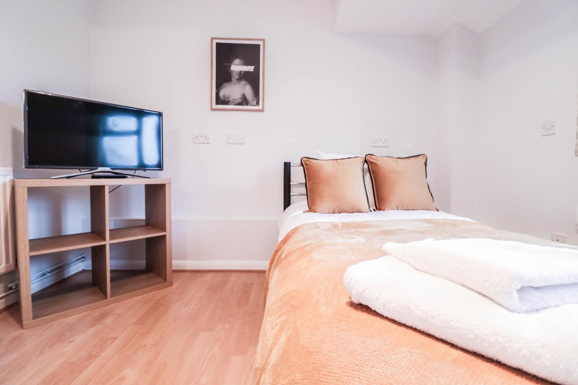 Bright And Spacious Contractor House L Parking! Borehamwood Kültér fotó
