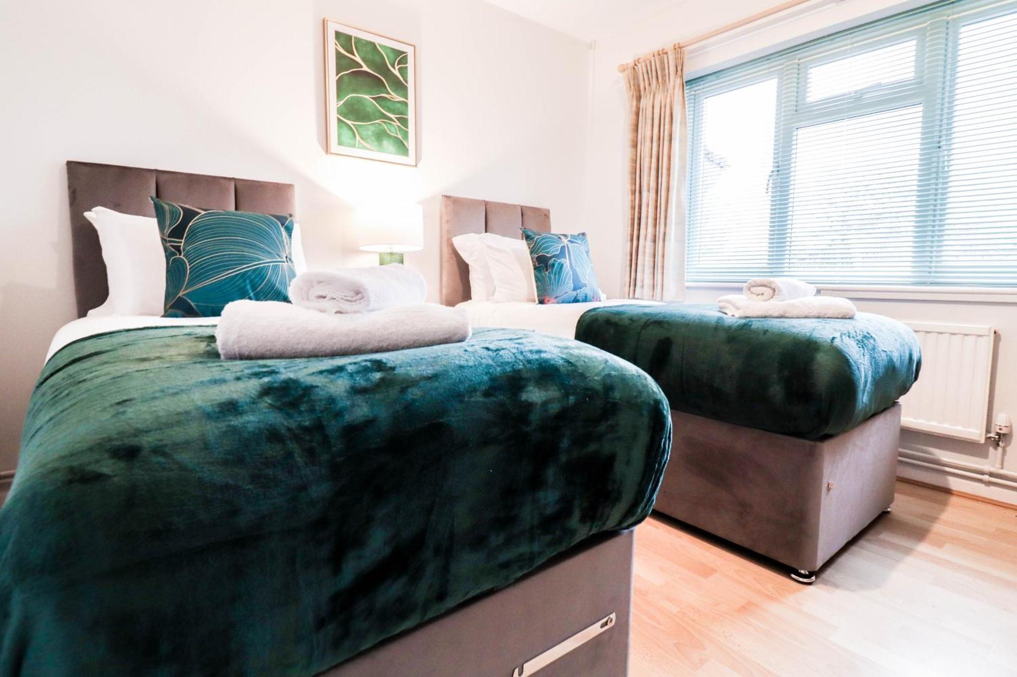 Bright And Spacious Contractor House L Parking! Borehamwood Kültér fotó