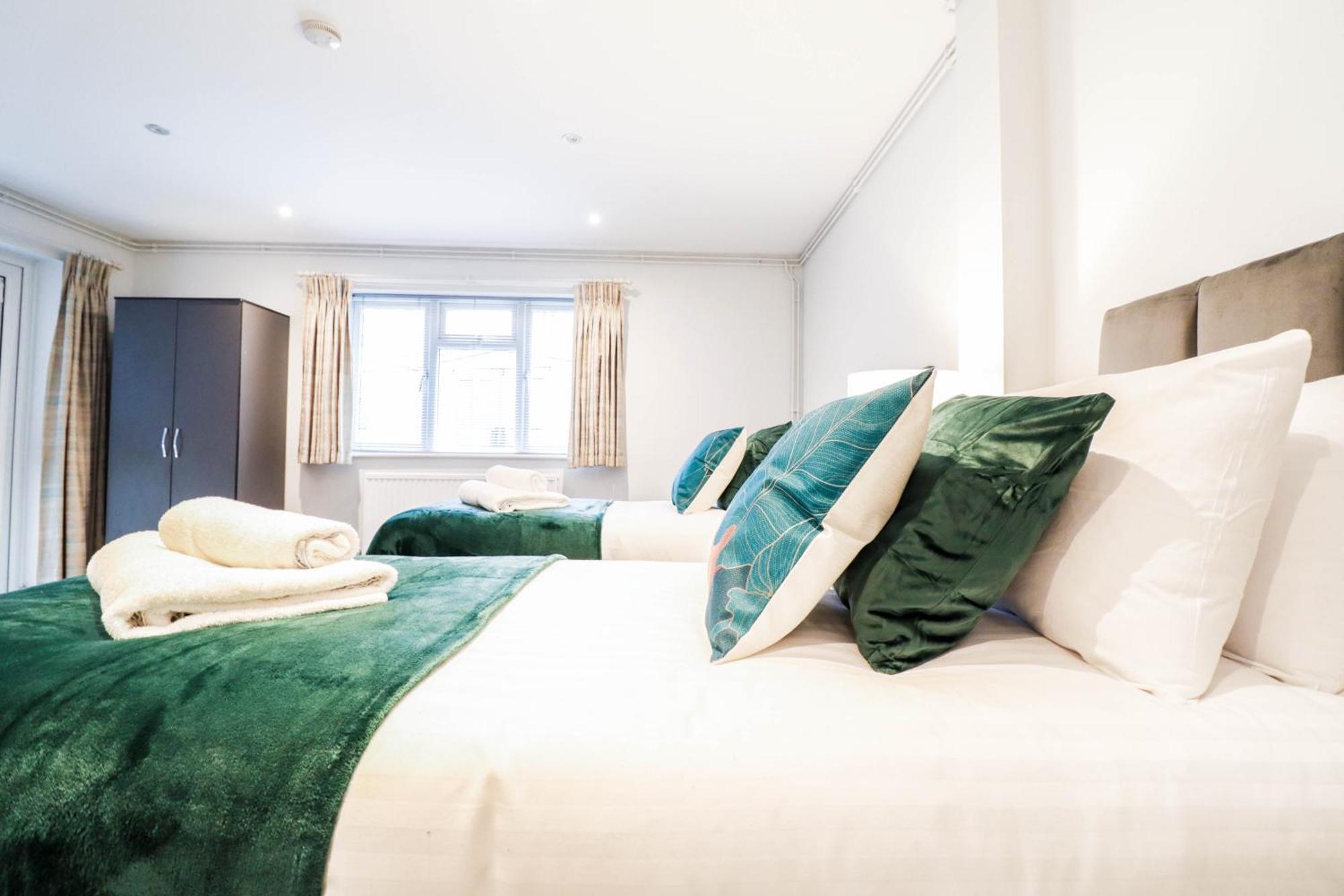 Bright And Spacious Contractor House L Parking! Borehamwood Kültér fotó