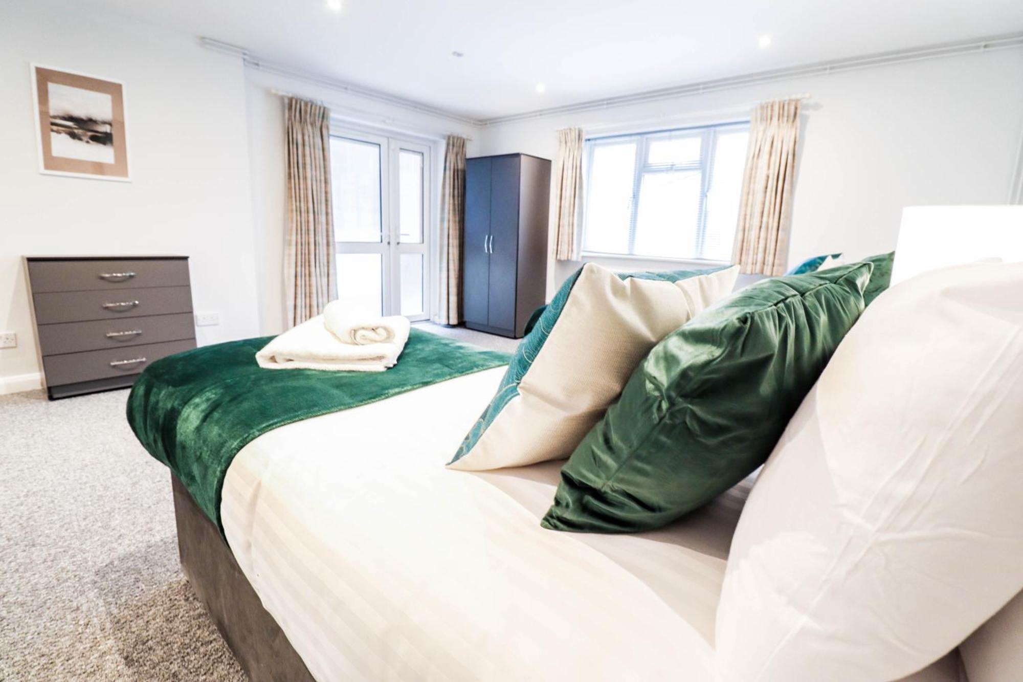 Bright And Spacious Contractor House L Parking! Borehamwood Kültér fotó