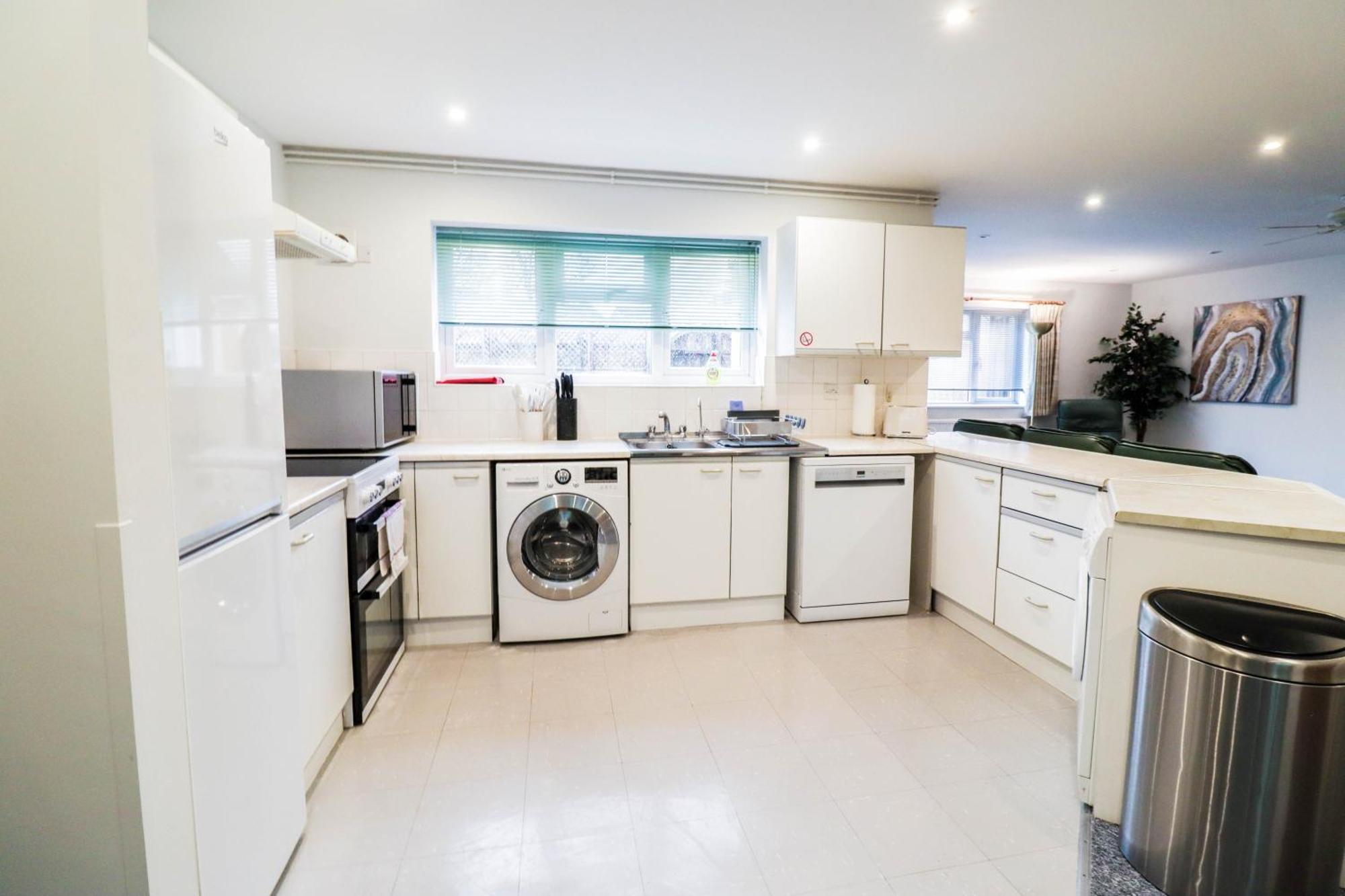 Bright And Spacious Contractor House L Parking! Borehamwood Kültér fotó