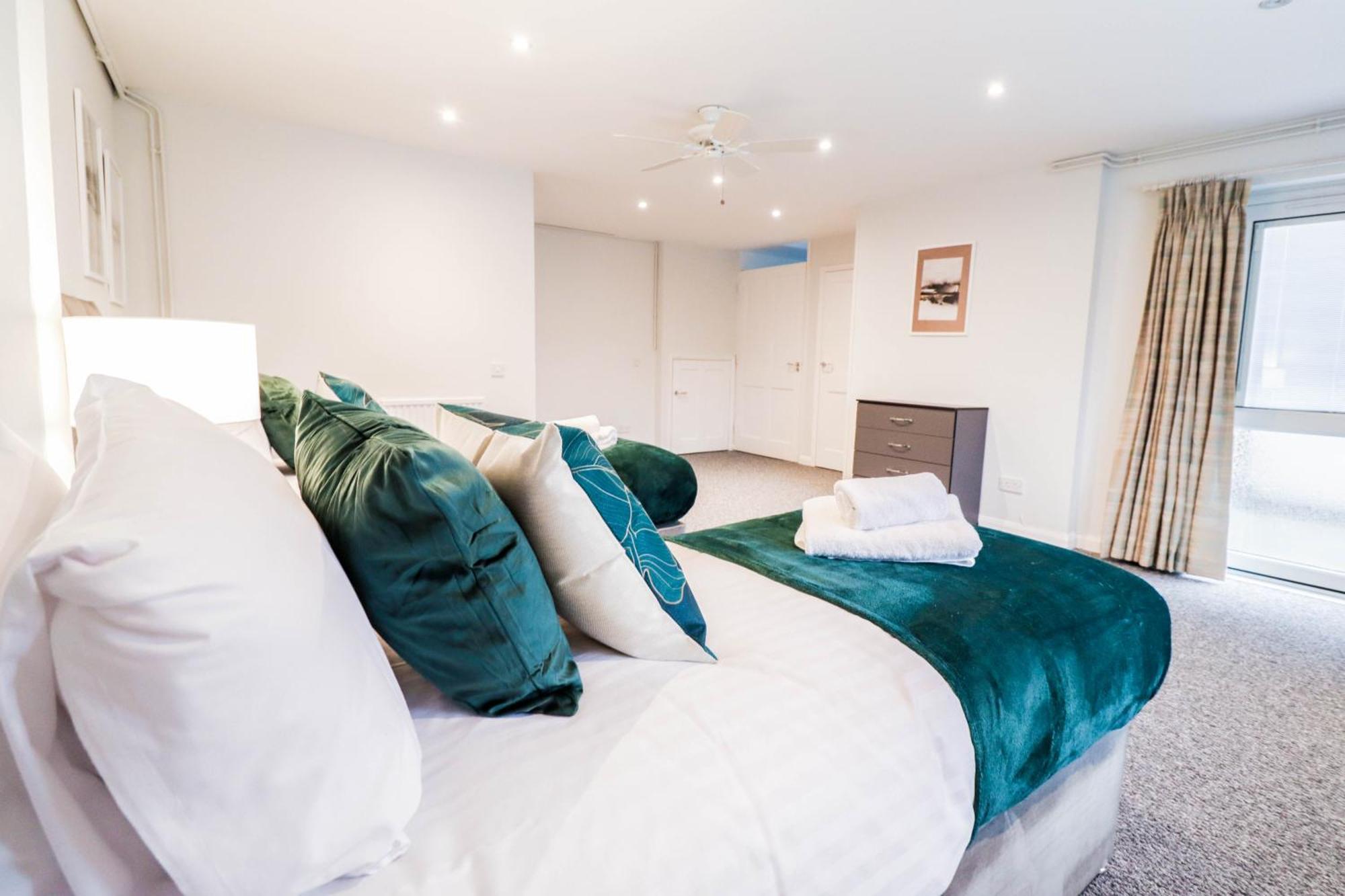 Bright And Spacious Contractor House L Parking! Borehamwood Kültér fotó