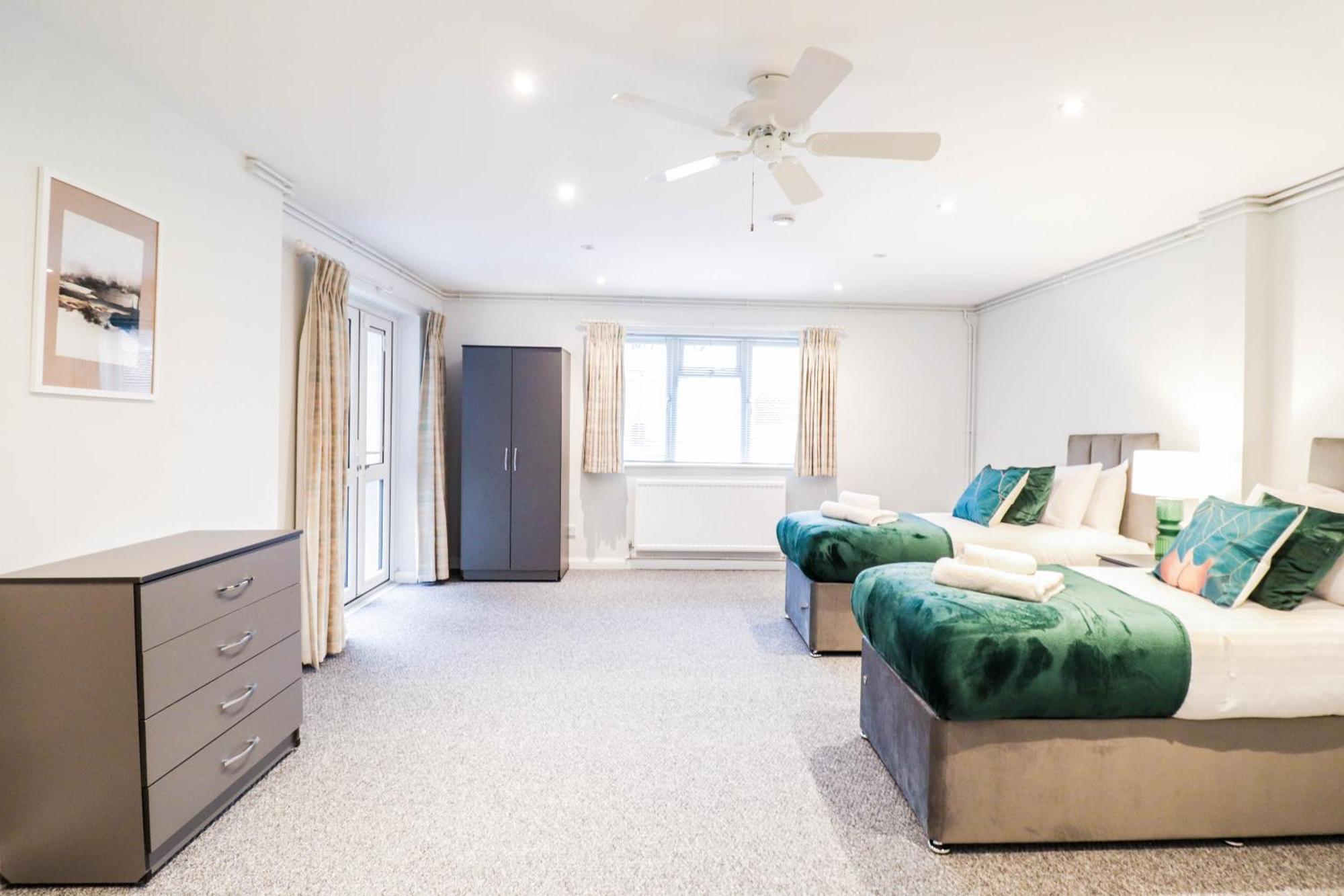 Bright And Spacious Contractor House L Parking! Borehamwood Kültér fotó