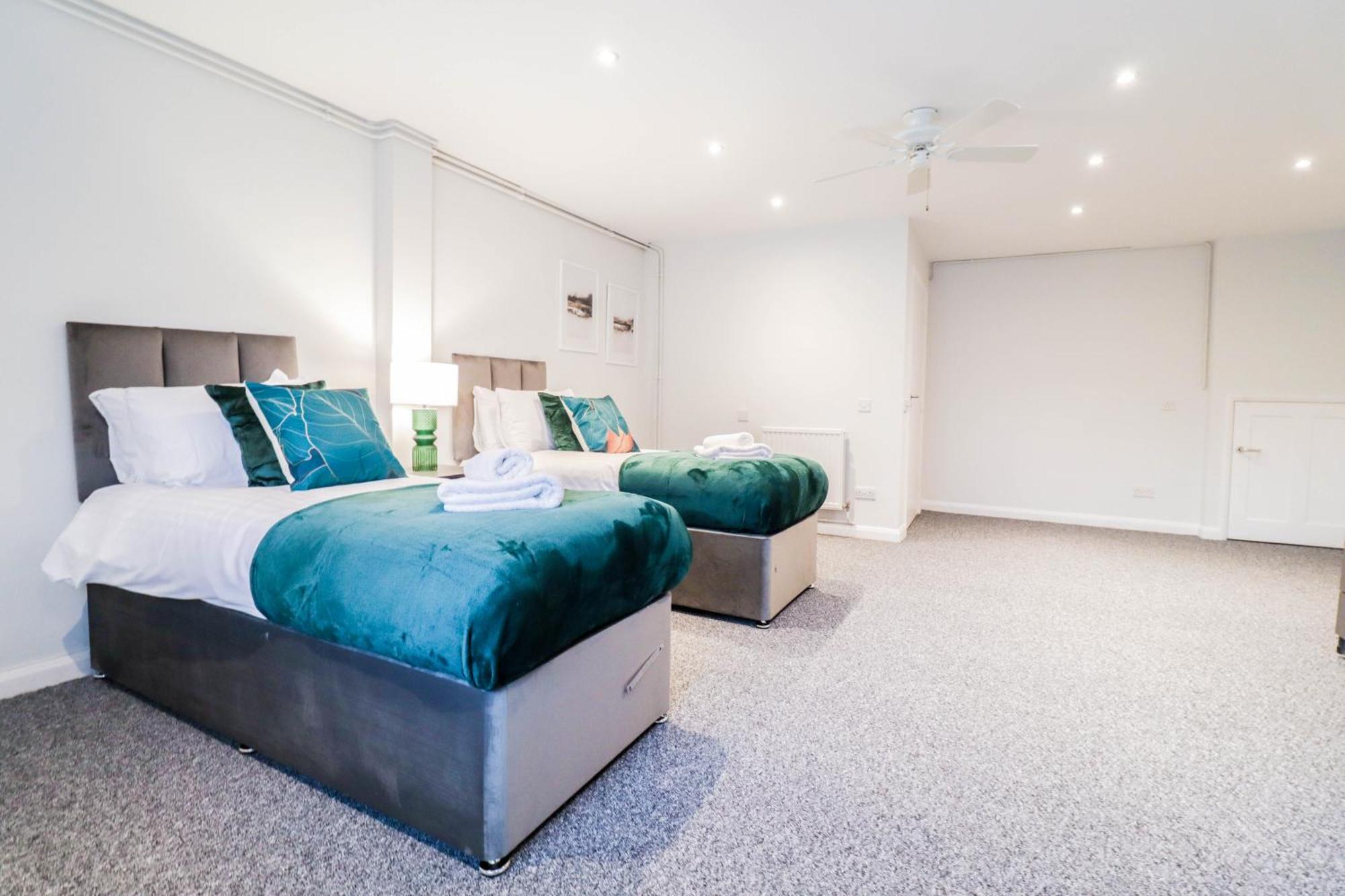 Bright And Spacious Contractor House L Parking! Borehamwood Kültér fotó
