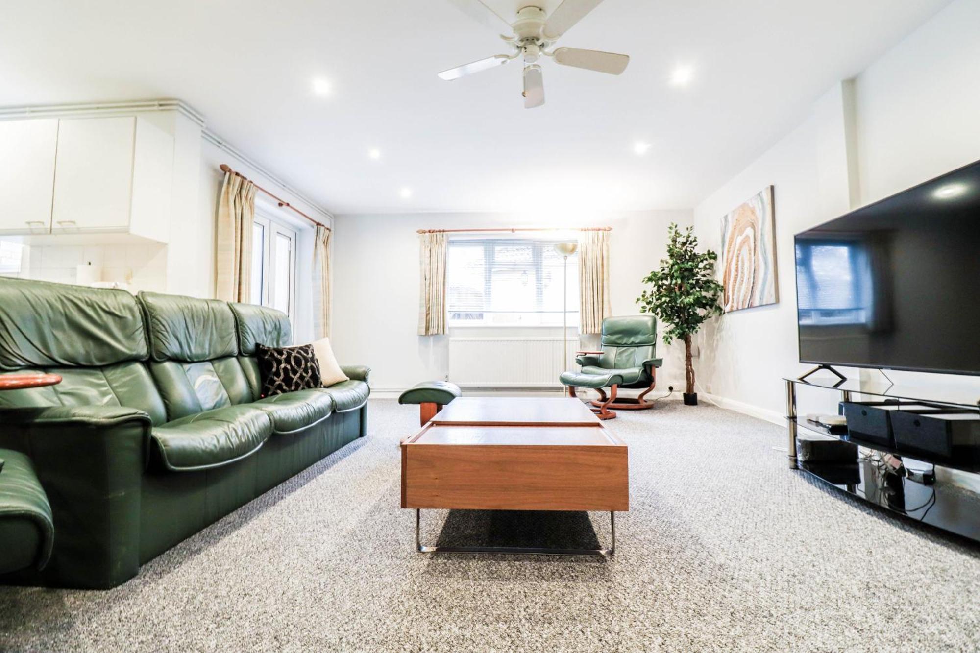 Bright And Spacious Contractor House L Parking! Borehamwood Kültér fotó